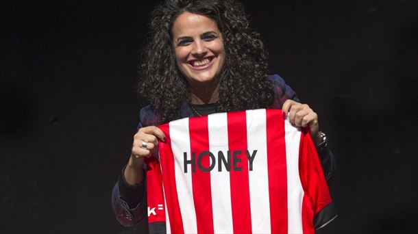 El Athletic ha difundido esta imagen de Honey Thaljieh con la camiseta rojiblanca (Foto: Athletic).