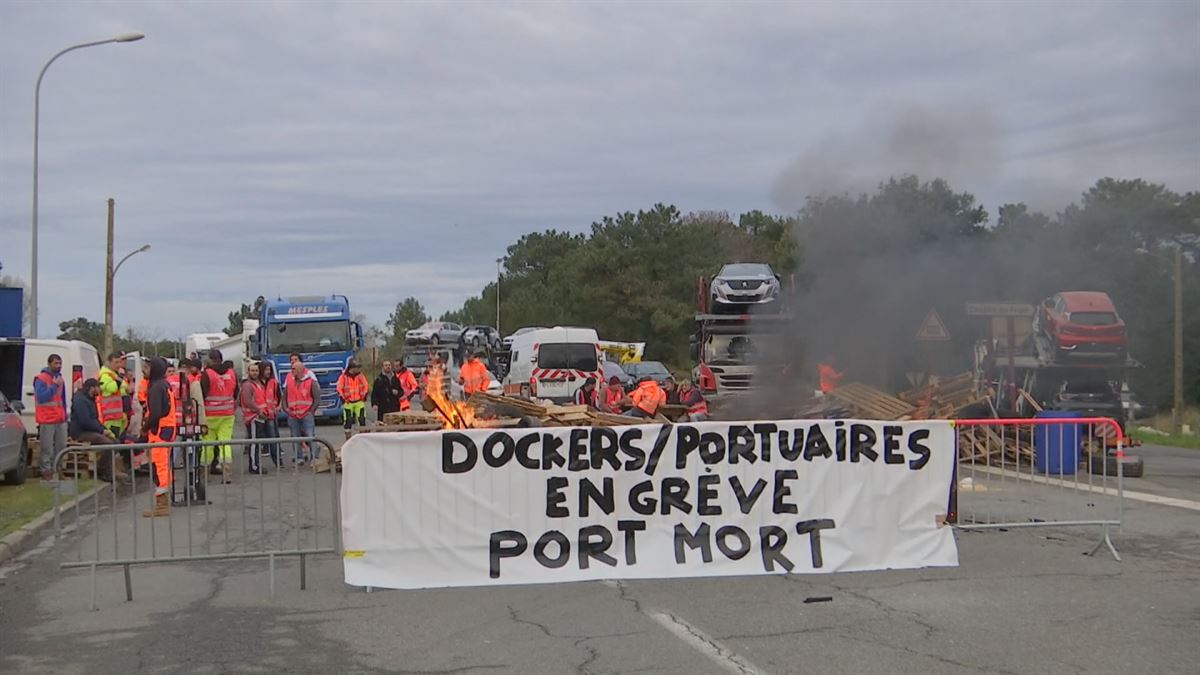 Barricada en el puerto de Baiona. Imagen obtenida de un vídeo de EITB Media.