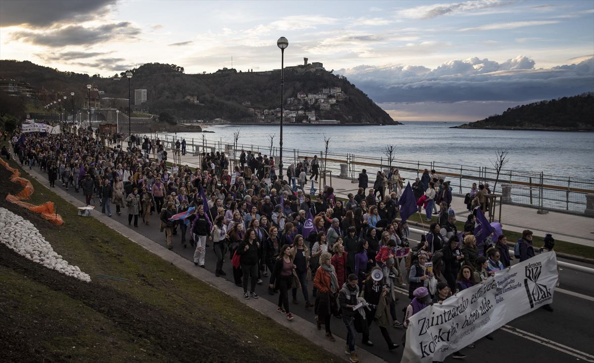La manifestación de San Sebastián denuncia la brecha salarial entre mujeres y hombres