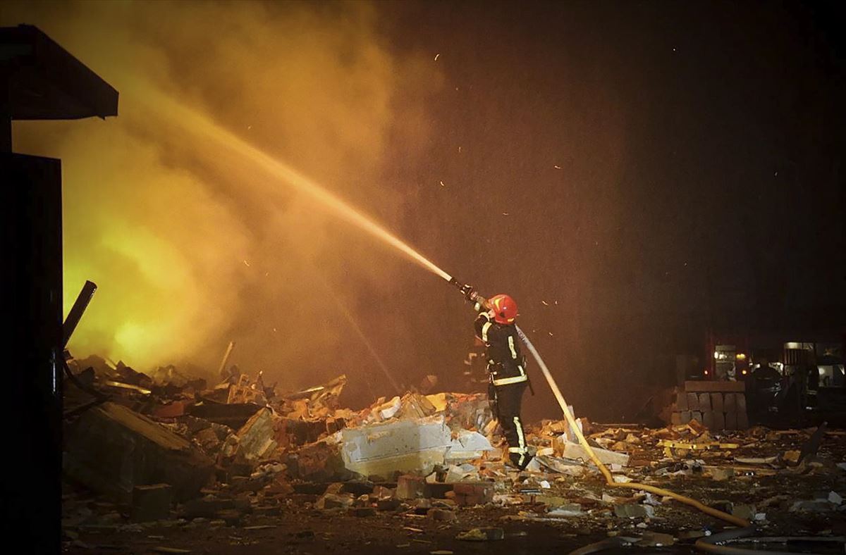 Un bombero apagando un incendio tras una explosión en Kiev. 