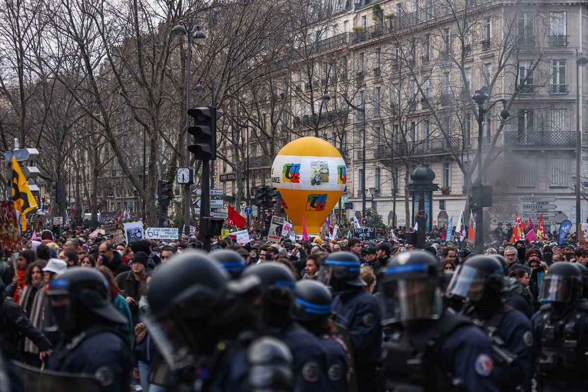 Manifestación contra la reforma de las pensiones en París. Foto de archivo: EFE