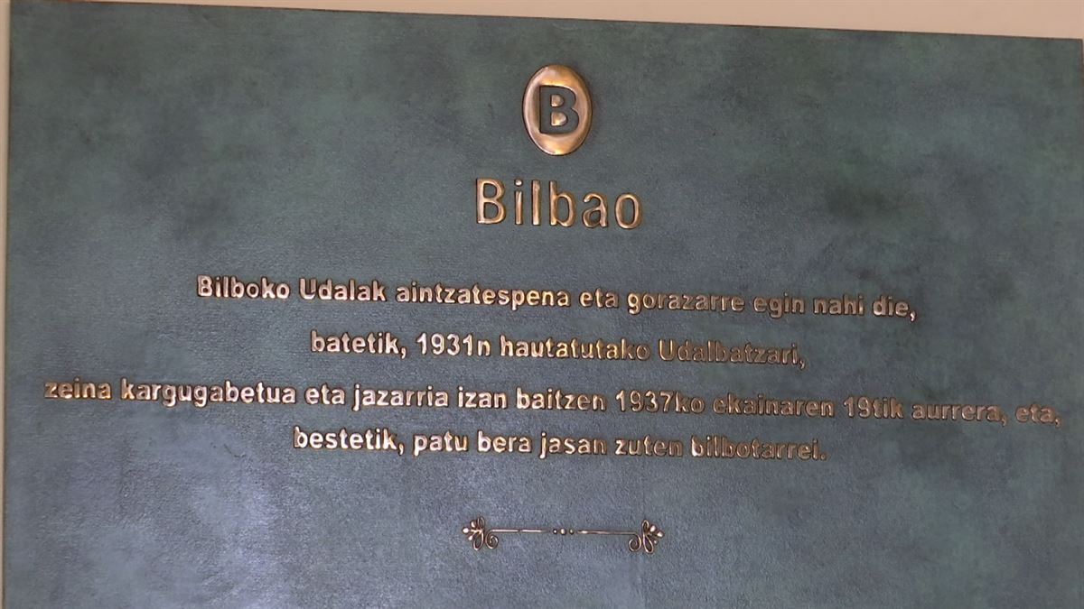 Placa en el Ayuntamiento de Bilbao.