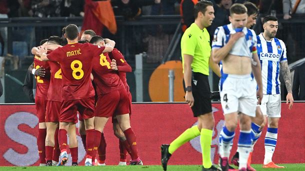 Jugadores de la Roma celebran un gol