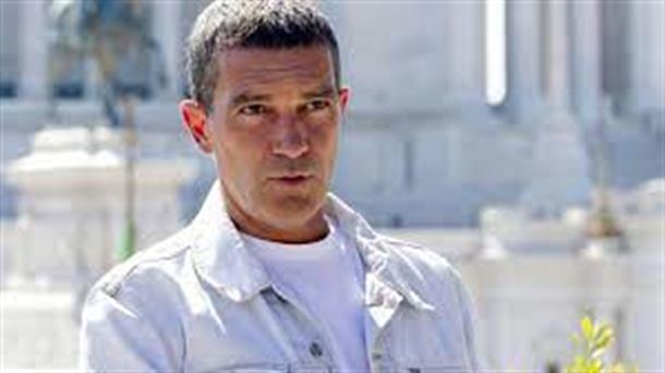 Antonio Banderas revela peleas por comer canapés en Hollywood