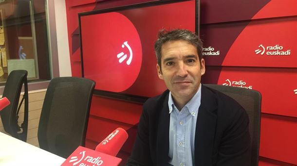 Doctor Aritz Urcola de Miranza Begitek en los estudios de Radio Euskadi.