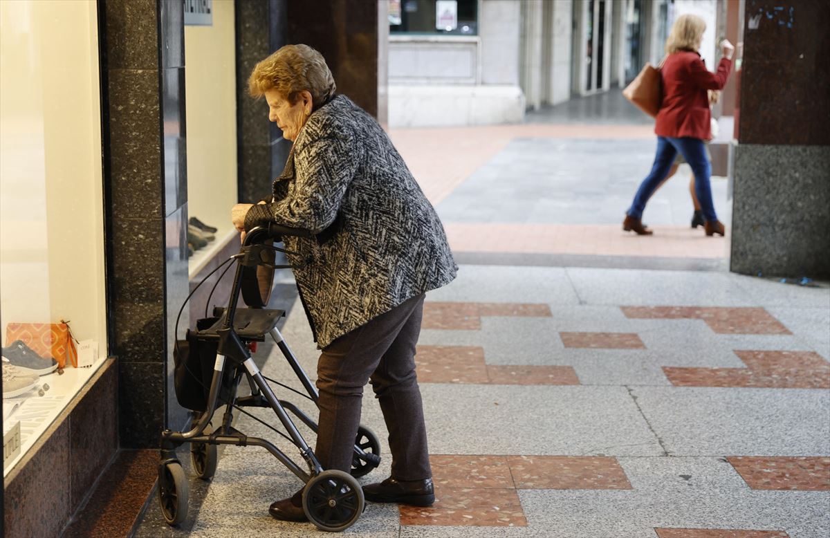 Una mujer de edad avanzada en la calle. Foto de archivo: EFE