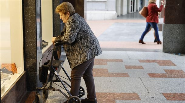 Una persona mayor frente a un escaparate