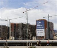 La compraventa de viviendas desciende un 15 % en Euskadi y sube un 8 % en Navarra