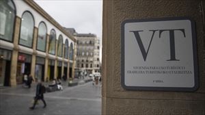 Un cartel que identifica una vivienda turística en San Sebastián. Foto: EFE