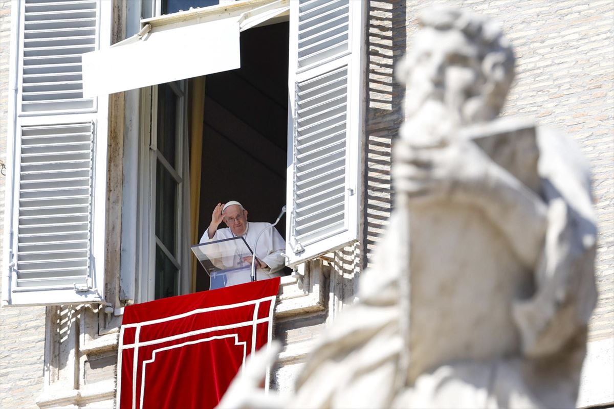 El papa Francisco saluda a los fieles desde su ventana del Vaticano. 