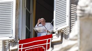 El papa anula su agenda hasta el lunes tras ser hospitalizado por una bronquitis