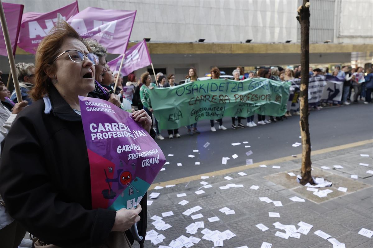 Concentración de las trabajadoras frente al CRL en Bilbao.