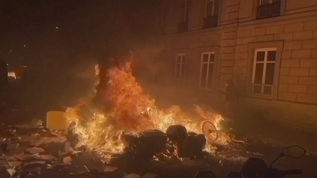 Los manifestantes han quemado diverso mobiliario urbano. 