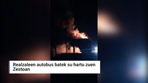 Azkoitiko realzaleen autobusetako batek su hartu zuen Zestoa parean