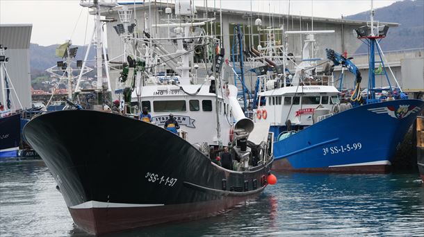 Arrantza ontziak Hondarribiko portuan, artxiboko irudi batean