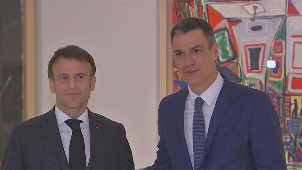 Emmanuel Macron eta Pedro Sanchez. Agentzietako bideo batetik ateratako irudia.