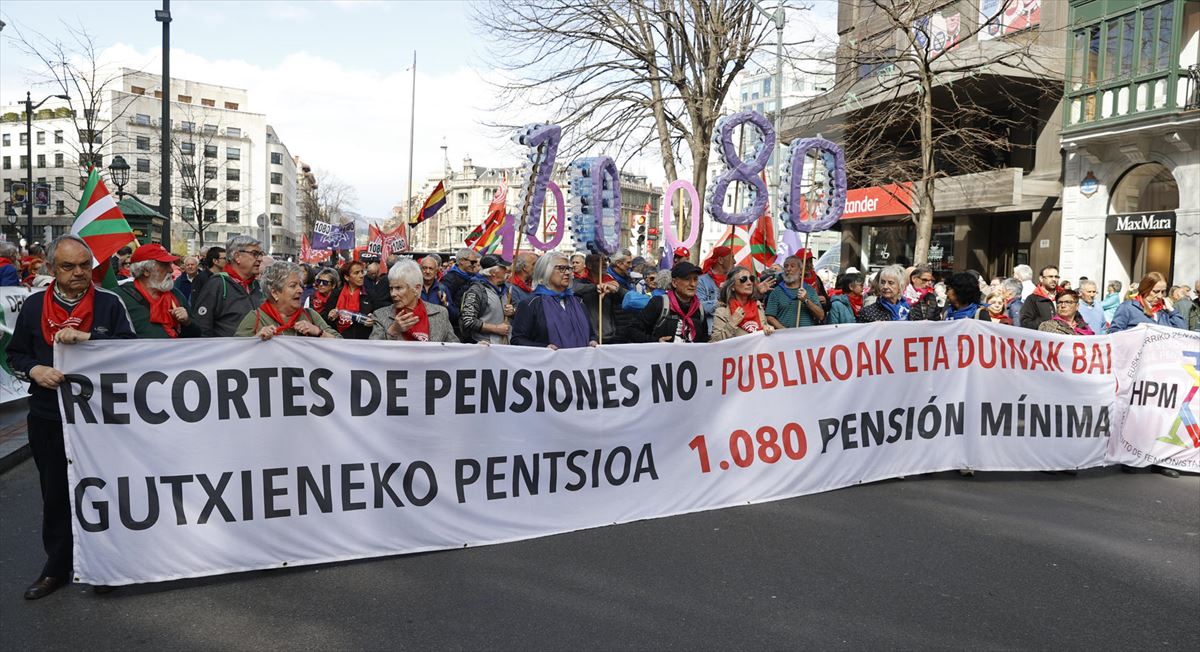 Imagen de la cabecera de la marcha que ha recorrido Bilbao. Foto: EFE