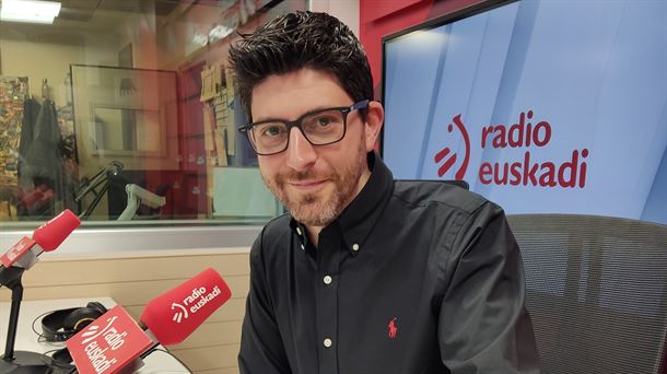 José Antonio Pérez Ledo en los estudios de Radio Euskadi.