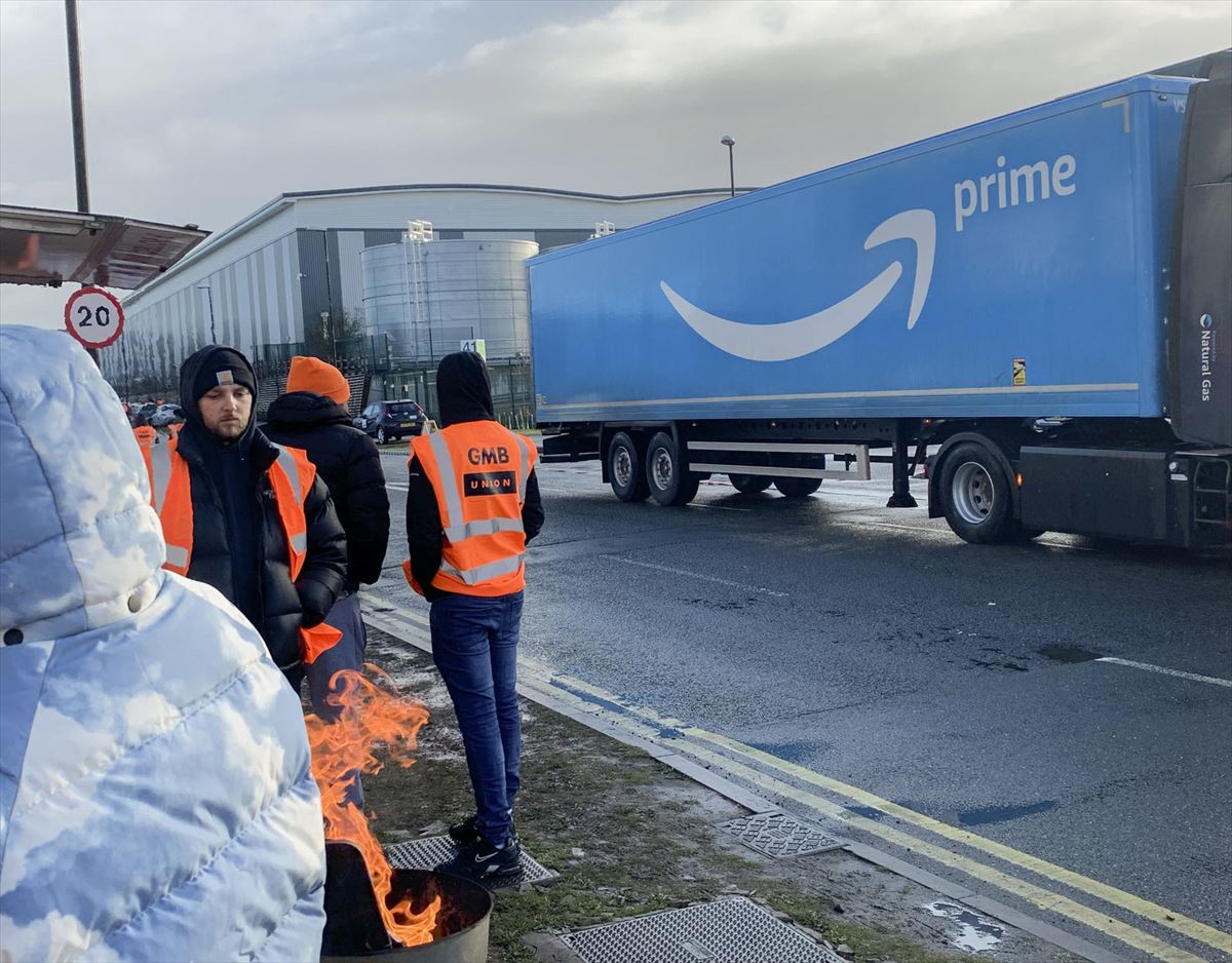 Un camión de la empresa Amazon en Coventry (Reino Unido). Foto: EFE