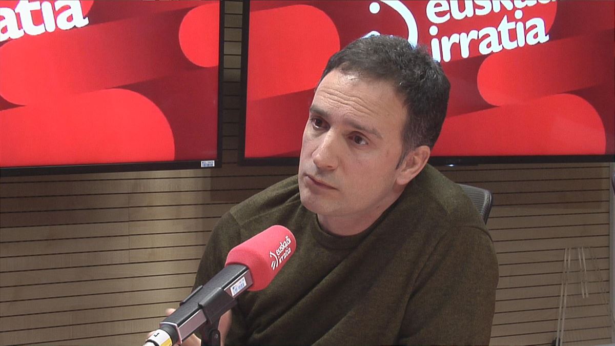 Mitxel Lakuntza ELAko idazkari nagusia "Faktoria" saioan. Argazkia: Euskadi Irratia 