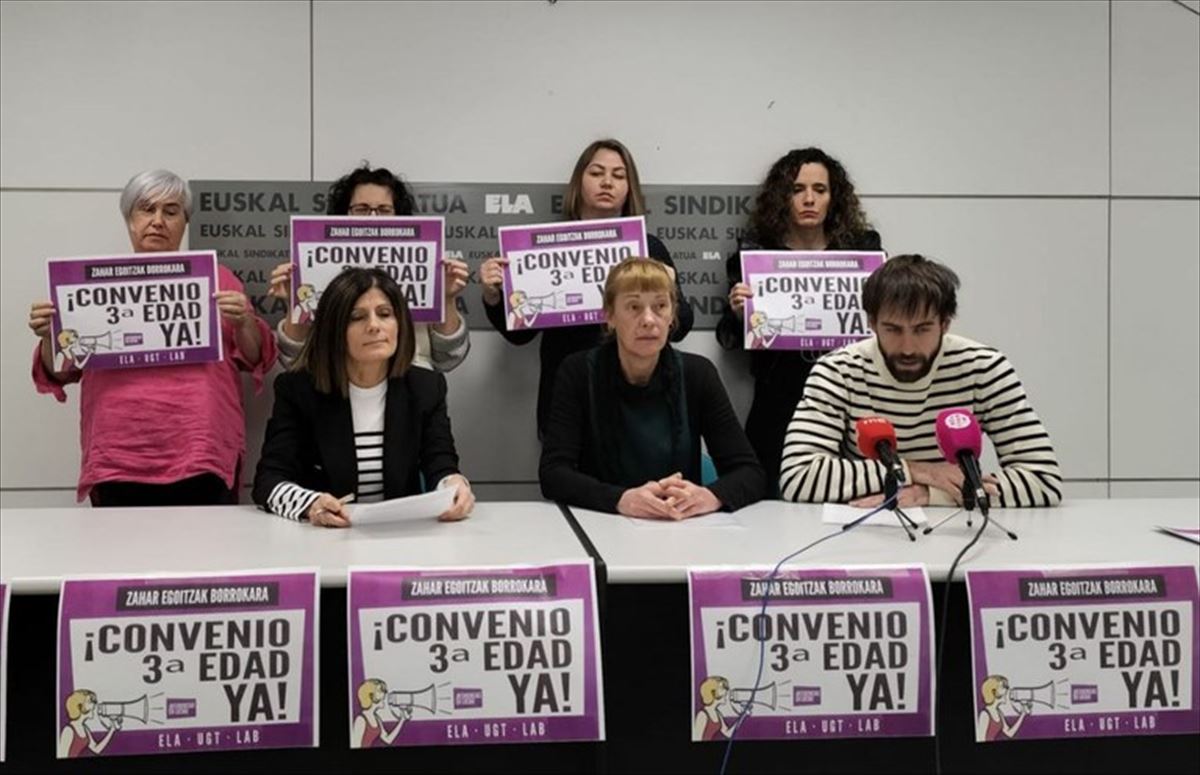 Representantes de los sindicatos de los Centros de la Tercera Edad de Navarra. Foto: ELA
