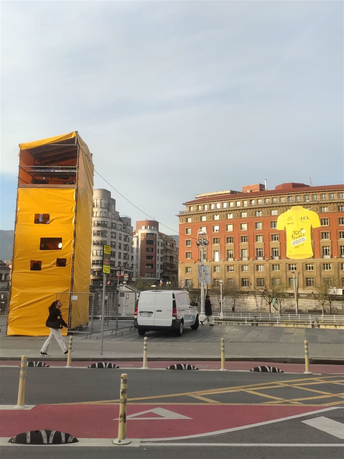 Un maillot del Tour de Francia en un edificio de Bilbao
