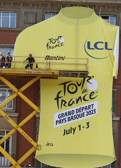 Bilbao se engalana con los colores del Tour. Foto: EFE