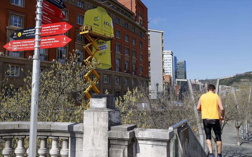 Bilbao se engalana con los colores del Tour. Foto: EFE