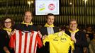 Elantxobe y Prudhomme con la camiseta del Athletic; Uriarte y Aburto, con el maillot amarillo del Tour. Foto:EFE title=