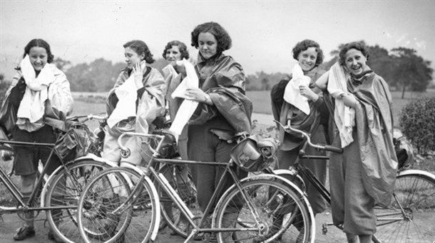 Mujeres y bicicleta