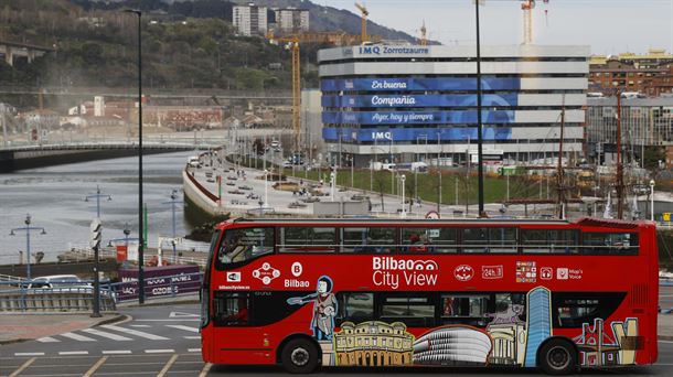 Un autobús turístico en Bilbao. 