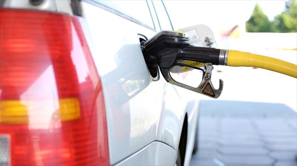 ¿Por qué se desploma el precio de los carburantes?