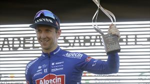 Grovesek laugarren etapa irabazi du helmugan esprint bikaina egin ostean