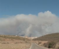 Medios aéreos y terrestres intentan frenar el avance de incendio declarado entre Castellón y Teruel