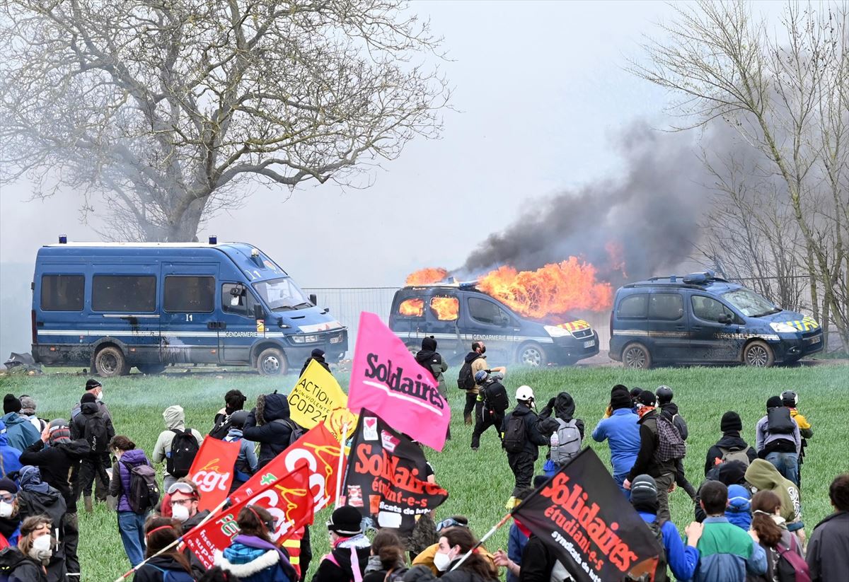 Imagen de la protesta en Sainte-Soline, en el centro-oeste de Francia. Foto: EFE