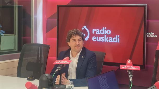 Eneko Andueza en los estudios de Radio Euskadi.