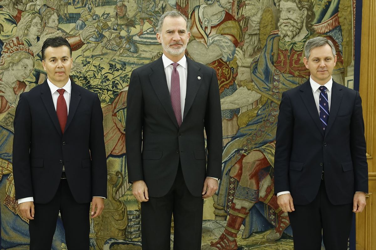Héctor Gómez, Felipe VI y José Manuel Miñones. Foto: EFE.