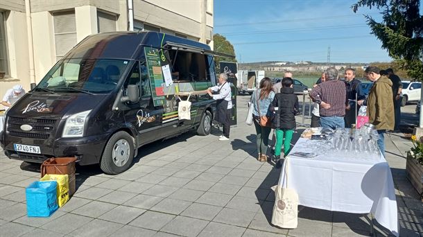 Han llegado con la 'food truck' Ponte Van, han ofrecido una intxos de productos gallegos KM 0 