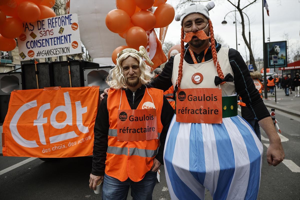 Dos manifestantes disfrazados de Asterix y Obelix en París.
