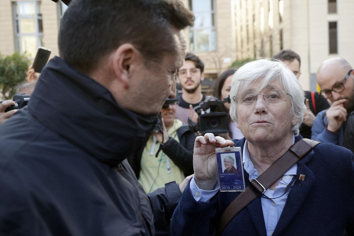 Clara Ponsatí enseña su acreditación de eurodiputada de Junts en el momento del arresto.