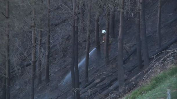 Bombero trabajando en el lugar. Imagen obtenida de un vídeo de EITB Media.