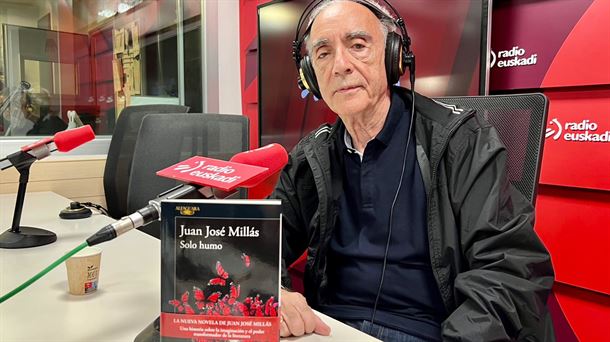 Juan José Millás con su libro 'Solo Humo' | Distrito Euskadi