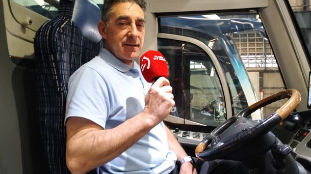 "Pelopincho" posa con el micrófono de Radio Euskadi desde su autobús.