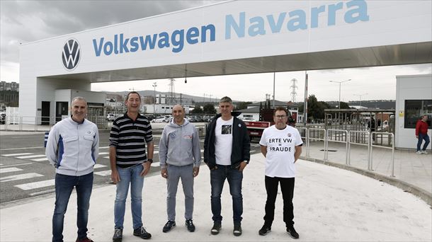 Representantes del comité de empresa de Volkswagen Navarra frente a la planta de Landaben.