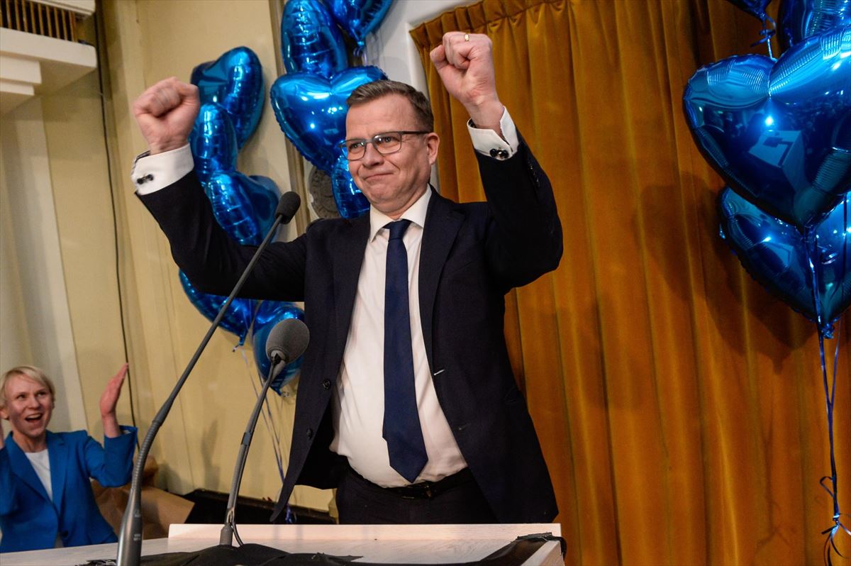 Petteri Orpo (PCN) celebrando la victoria. Foto: EFE.