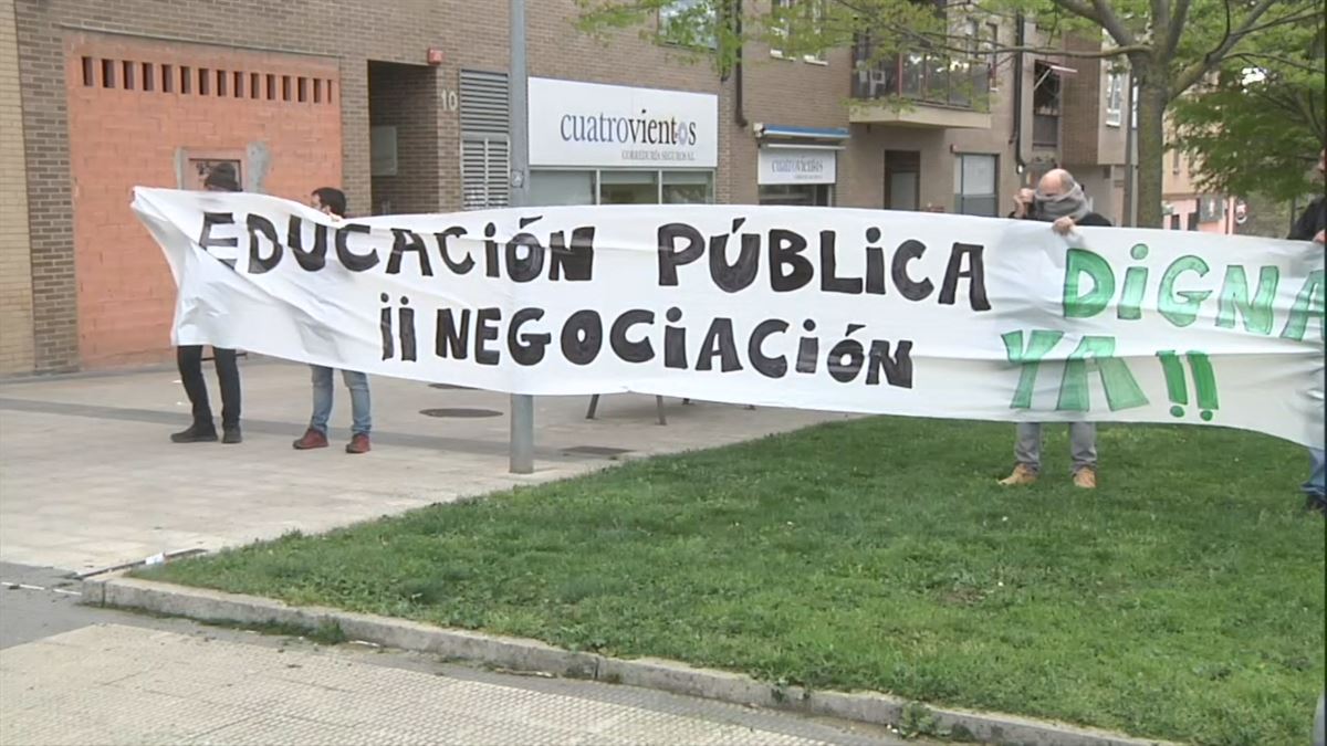 Estudiantes cortan el paso, en la cuesta de Labrit (Pamplona)