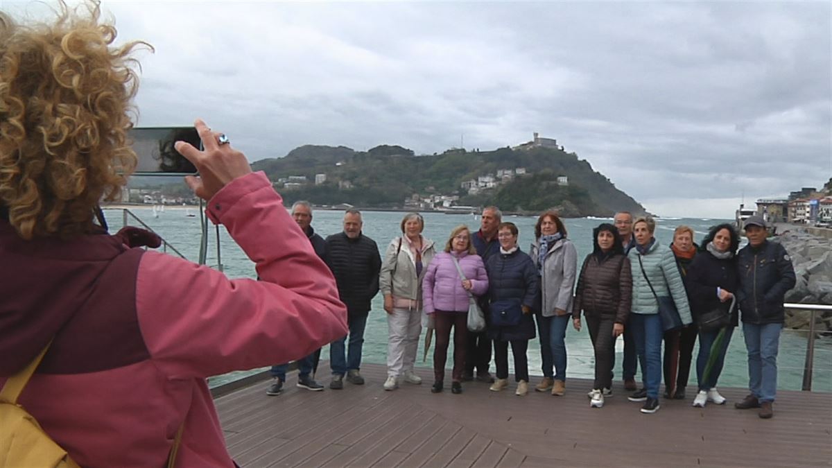 Turistak Donostian. EITB Mediaren bideo batetik ateratako irudia. 