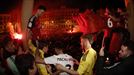Los jugadores de Osasuna han celebrado en la plaza el Castillo el pase a la final junto a los aficionados