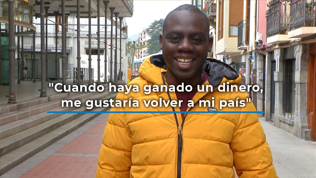 Baba Lo, vendedor ambulante senegalés que vive en Tolosa. Foto: EITB Media.