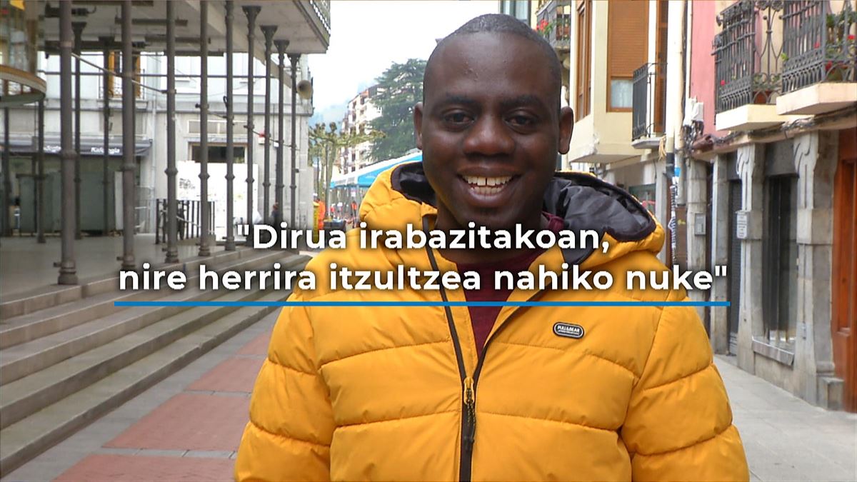 Baba Lo, Tolosan bizi den kale-saltzaile senegaldarra. Argazkia: EITB Media.